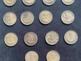 l'image d'un paquet de pièces de monnaie posé sur une table