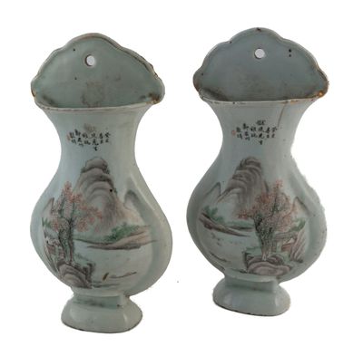 deux vases posés côte à côte sur une surface blanche