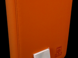 un classeur orange orné d'un bouton blanc