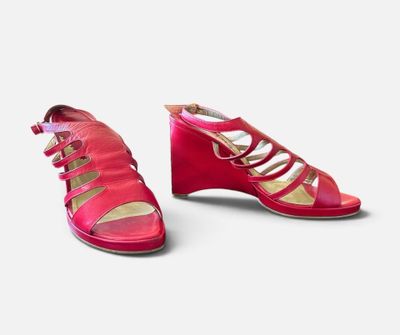 une paire de sandales rouges pour femme sur fond blanc