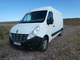une photo d'une camionnette blanche garée sur un chemin de gravier