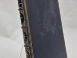 un vieux livre posé sur une surface blanche