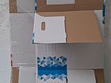 des boîtes empilées les unes sur les autres sur une surface blanche