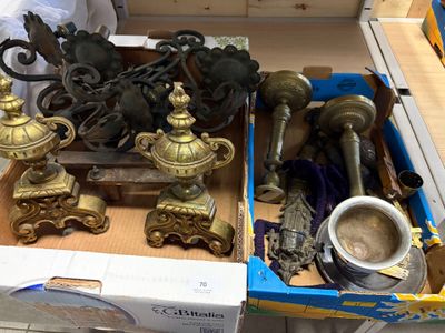 une boîte remplie d'objets anciens en laiton posée sur une table