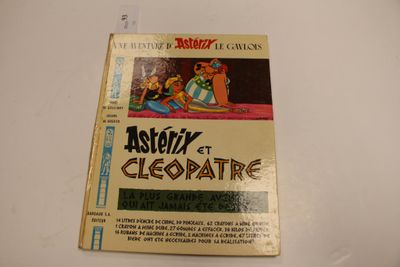 un livre posé sur une table