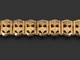 gros plan d'un bracelet en or sur fond noir