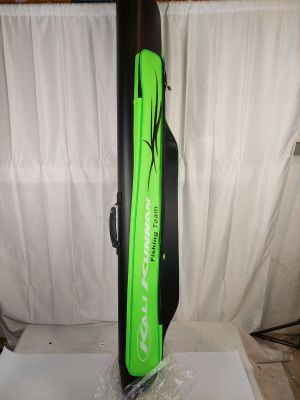 un skateboard vert et noir posé sur une table blanche