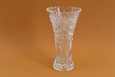 un vase en verre posé sur une table
