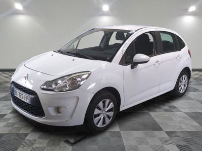 la photo d'une voiture blanche garée dans un garage