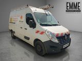 une photo d'une camionnette blanche sur laquelle est posée une échelle