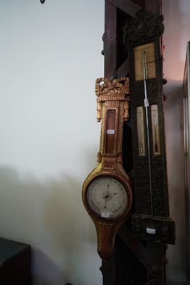 Baromètre en bois doré à décor de nœuds de ruban (manques) ;…