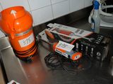un extincteur orange à côté d'une boîte de dentifrice