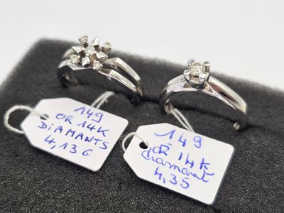 une paire d'alliances exposées, avec leurs étiquettes de prix