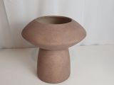 un petit vase posé sur une table