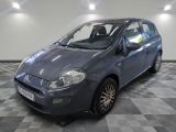 la petite voiture est garée dans le garage sur le sol en damier
