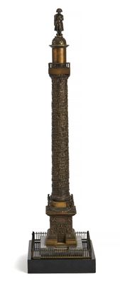 une image représentant une statue d'un phare surmontée d'un oiseau
