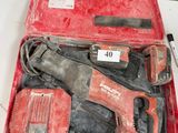 une caisse à outils rouge avec des outils sur une table