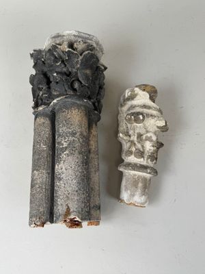 deux œuvres d'art posées sur une surface blanche