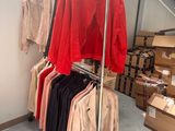 un portemanteau dans un magasin de vêtements, avec un escalier en arrière-plan