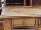 un bureau en bois surmonté d'un tiroir