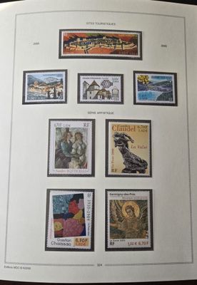 un livre avec un tas de timbres dessus