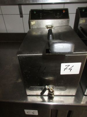 l'image d'une machine posée sur un comptoir