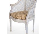 une photo d'une chaise blanche avec un coussin à motif léopard