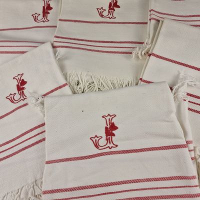 six serviettes rayées rouges et blanches, ornées d'un monogramme