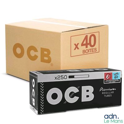 deux paquets de cigarettes OCB posés l'un à côté de l'autre sur une surface blanche