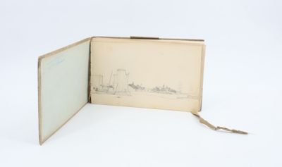 un livre ouvert sur lequel est dessiné un plan de ville