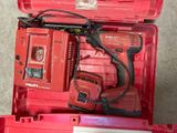 une boîte à outils rouge avec des outils sur le sol
