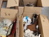 Plusieurs cartons contenant des articles variés sont empilés sur une palette