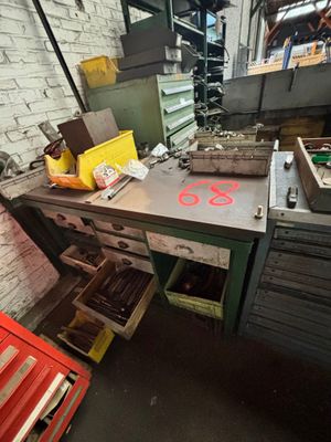 une photo d'un établi dans un atelier, avec des outils