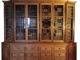 une photo d'une bibliothèque en bois sur laquelle sont posés de nombreux livres