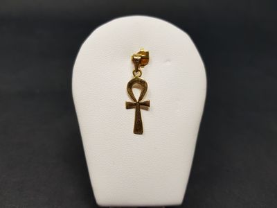 ankht pendant in gold with an egyptian cross on it