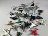 beaucoup de petits avions jouets posés sur une table