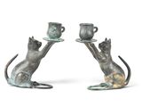 deux chats tenant des tasses et des soucoupes
