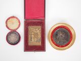 une boîte rouge contenant une médaille d'or et une médaille d'argent