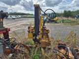 une machine qui se trouve au milieu d'un champ