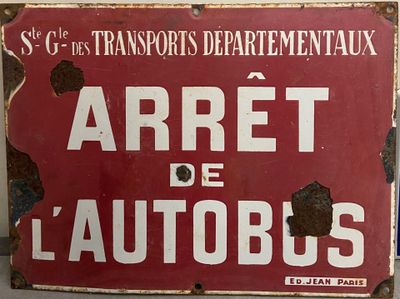 un panneau rouge sur lequel est écrit « arrêt de l'autobus »