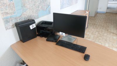 un bureau sur lequel se trouvent un écran, un clavier, une souris et un autre écran