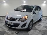 la photo d'une petite voiture blanche garée dans un garage