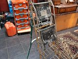 une chaise qui se trouve dans une pièce à côté d'une autre chaise