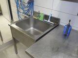un évier en acier inoxydable au milieu d'une cuisine