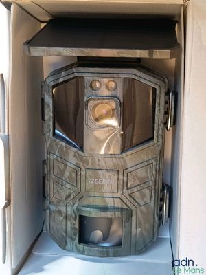 une boîte en carton contenant un appareil photo