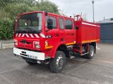 un camion rouge garé dans un parking