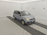 une image d'une voiture garée dans un garage