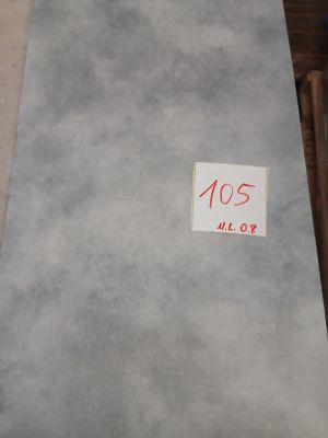 de nombreux cartons de ciment posés sur une table