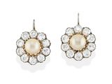 une paire de boucles d'oreilles en perles et diamants