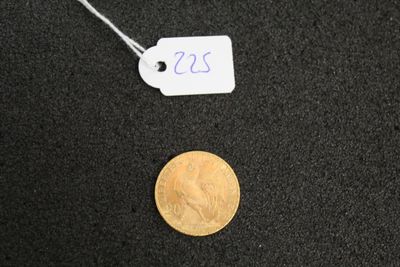 une petite pièce posée sur la table, à côté d'une étiquette de prix